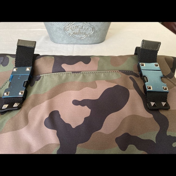 Valentino Garavani Camouflage Messenger Bag NWT - Picture 10 of 16